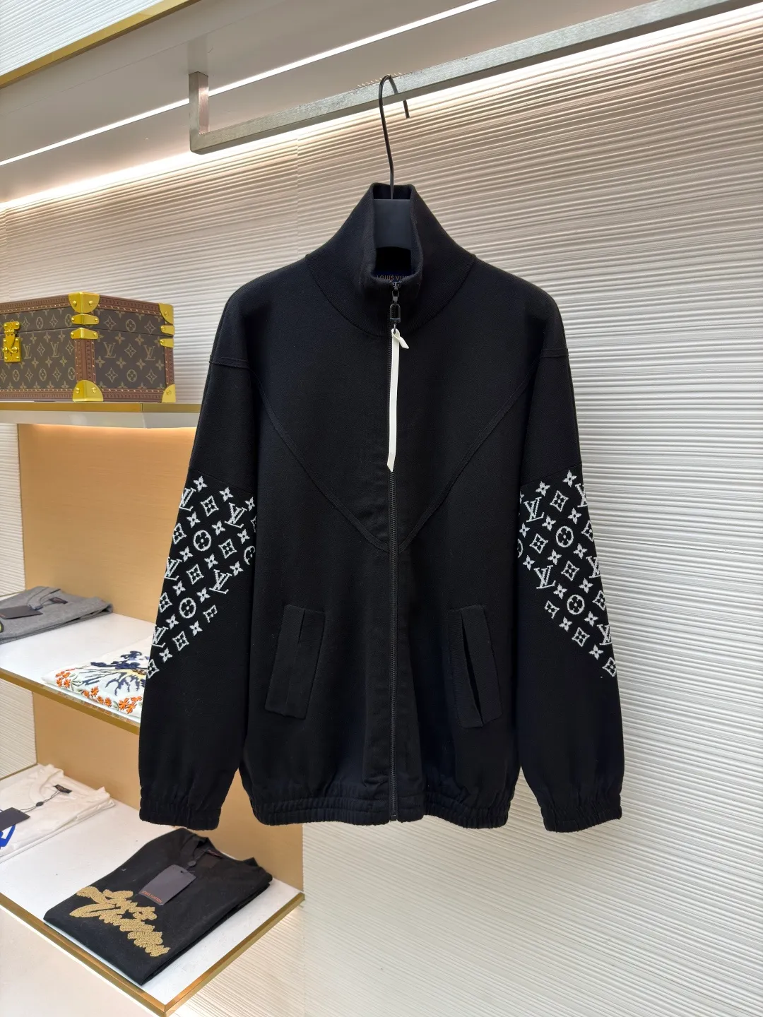 LOUIS VUITTON Monogram element knitted zipper jacket ●Original version: 33000 purchased and developed ●Item number: 1681591-C80 ●Fabric: cotton fabric ●Technology: knitted ●Color: black ●Version: Fitted version ●Weight: about 605 grams ●Size: S-M-L-XL ●Description: This black jacket is made of high-density cotton blended fabric, which feels thick and crisp, and is both soft and wear-resistant. The stand-up collar design and metal zipper are both warm and neat. The classic presbyopia pattern on the sleeves uses fine jacquard technology, and the pattern is three-dimensional and clear, highlighting brand recognition. The body is designed for a loose fit and has a smooth cut for comfort and freedom of movement. There are large pockets on both sides of the front placket, taking into account both practicality and decoration. The inside of the collar and cuffs are double-line reinforced to enhance durability. The brand logo on the chest uses precision embossing technology, and the surface is multi-layered to give it a uniform luster, which contrasts sharply with the black fabric. The inside is neatly hemmed with no excess threads, reflecting the exquisite sewing craftsmanship. The overall design is simple and elegant, with exquisite details. From fabric selection to hardware accessories, every aspect reflects the pursuit of quality. It is an ideal choice for daily wear and outdoor travel. The overall wiring is straight and delicate, the fabric is comfortable and soft, and the color is consistent without color difference. It can be matched with the same style to create a fashionable look and control various occasions. Customized accessories, complete with three standards, same style for men and women!